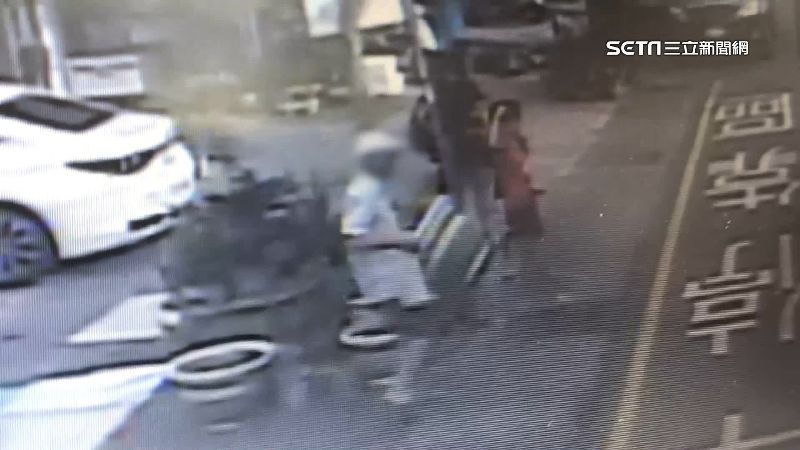 老翁搬花盆搭公車遭拒載　與司機僵持40分