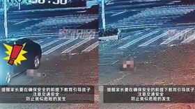 放任男童哭鬧躺馬路　下秒車輾過頭媽嚇壞（圖／微博）