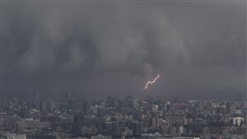 台北市籠罩大雨中（2）中央氣象局25日下午發布大雨特報，大台北地區及桃園、新竹、宜蘭、南投山區有局部大雨發生的機率，注意雷擊及強陣風。台北市下午降下雨勢，伴隨打雷、閃電及強風，從內湖碧山巖遠眺市區，籠罩在雲雨中。中央社記者王飛華攝  111年8月25日
