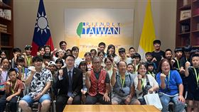 新竹嘉興國小泰雅族兒童合唱團參觀駐教廷大使館新竹嘉興國小泰雅族兒童合唱團到義大利參加歌唱比賽拿下多項大獎，嘉興國小校長徐榮春（前排中穿紅背心者）13日率團參觀駐教廷大使館，希望分享這份光榮與喜悅。中央社記者黃雅詩羅馬攝  113年8月13日