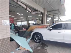 父親節剛牽新賓士　他載孫女誤踩撞進超商（圖／翻攝畫面）