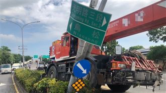 新／吊車失控釀禍！1人受傷…4車撞成一團