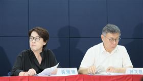 政治獻金申報瑕疵  柯文哲舉行記者會說明（3）外界質疑民眾黨主席柯文哲總統大選政治獻金申報不實，有大筆競選支出流向與柯文哲、民眾黨立委黃珊珊友好的公關公司，民眾黨上週坦承有帳務瑕疵，「作假帳」風波越演越烈。柯文哲（右）12日下午偕黃珊珊（左）等人舉行記者會對外說明。中央社實習記者林意芸攝  113年8月12日