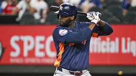 ▲艾瓦瑞茲（Yordan Alvarez）賽前練打把光芒主場大螢幕打壞。（圖／美聯社／達志影像）