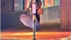 北市中正區日前發生一起竊案，警方逮獲一名女竊賊後其竟稱自己是幫女子保管雨傘，才會將雨傘拿走。（圖／翻攝畫面）