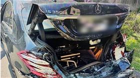 北市堤頂大道二段13日上午發生大貨車追撞2車事故。（圖／翻攝畫面）