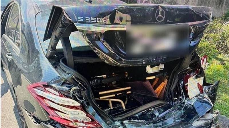 疑未發現前車減速！大貨車猛撞賓士車尾