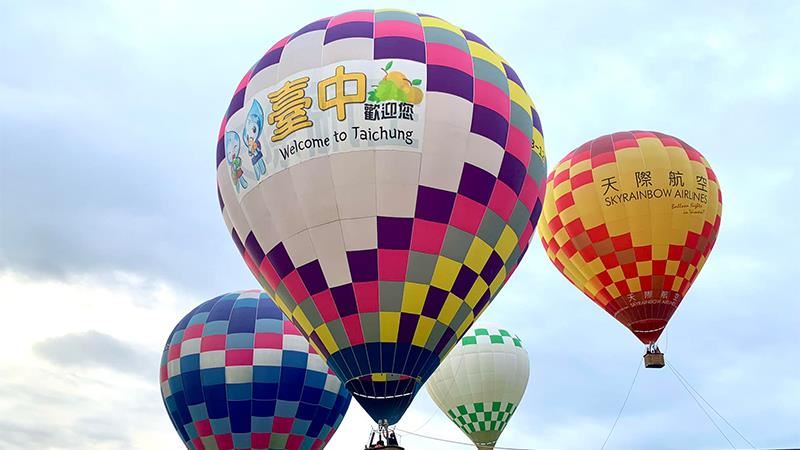 台中石岡熱氣球嘉年華　煙火光雕驚艷登場