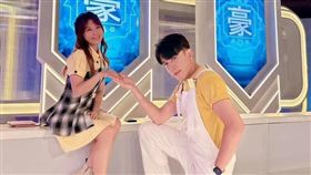 翁鈺鈞（左）跟許志豪被粉絲送作堆。（圖／翻攝臉書）