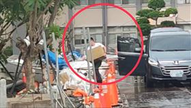 檢方疑似大動作搜索木可公關，載滿了2輛車的證物返回北機站。（圖／記者莊淇鈞攝）