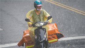 大台北等19縣市大雨特報（1）中央氣象署14日上午針對大台北等19縣市發布大雨特報，提醒民眾注意雷擊及強陣風，低窪地區慎防積水等。台北市松山區中午下起大雷雨，外送人員冒雨騎車送餐。中央社記者裴禛攝　113年8月14日