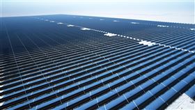 中國否認太陽能產能過剩  稱舊有產能需退出市場中國國家能源局20日公開否認新能源產能過剩，但坦承太陽能舊有產能仍有較大規模，需要逐步退出市場。圖為新疆木壘縣太陽能產業園，集中連片的太陽能板宛如一片藍色海洋。（中新社提供）中央社  113年6月20日