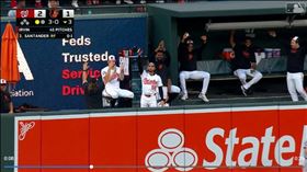 ▲山坦戴爾（Anthony Santander）本季第36轟被在牛棚待命的隊友用球帽接到。（圖／翻攝自MLB官網）