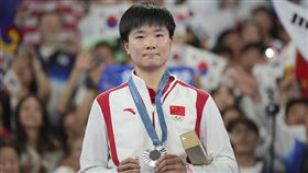 何冰嬌，羽球女單銀牌，帶著西班牙徽章上台領獎，向瑪琳致意。（圖／美聯社／達志影像）
