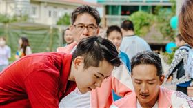 大家都很擔心高英軒（橘衣）的傷，鄉長也來慰問（圖／客台提供）