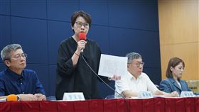 黃珊珊承認金流漏報短差  將向監察院提補正民眾黨主席柯文哲（右2）捲入政治獻金假帳疑雲，12日下午率時任競總主要幹部舉行記者會釋疑。時任競總總幹事黃珊珊（左2）表示，這次事件就是「漏報、短差、虛報」，未來會向監察院提出補正，也向廠商、支持者表達歉意。左為時任競總財務長李文宗。中央社記者徐肇昌攝  113年8月12日