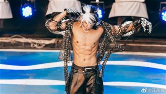 他登台秒變「男菩薩」　超狂腹肌普渡眾生