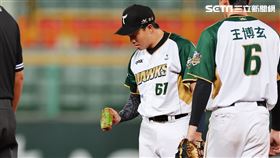 二壘附近的球員吳念庭原地刨出一罐陳年寶特瓶，當場傻眼。（圖／民眾提供）