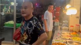 藝人「黑支」酒後大鬧便當店，辱罵，抄椅子砸傷人，打傷，手機錄影，警逮人送辦(圖／翻攝畫面)