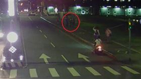 惡劣車手竟想騙取可憐婦人的血汗錢。（圖／警方提供）