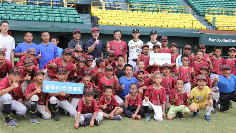 博田醫院助圓夢　少棒隊交流台鋼熊鷹