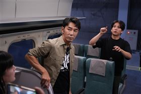 李李仁（左）、導演洪子烜《96分鐘》搭建高鐵片場。（圖／華影國際提供）