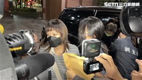 尼奧及時樂公司負責人戴利玲抵達台北地檢署複訊。（圖／記者楊忠翰攝影）