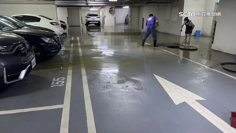 獨／化糞池爆管穢物濺　控建商不理忙切割