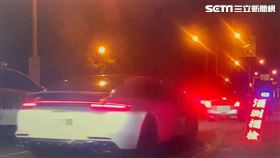 台中曾女在保時捷超跑懸掛假車牌遭警方送辦。（圖／翻攝畫面）