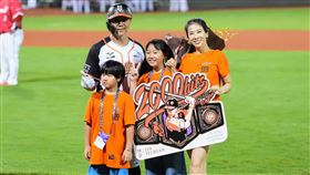 ▲林益全家人獻上祝福。（圖／統一獅提供）