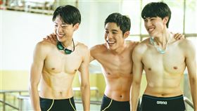 《讓我看見你是誰》3帥演員黃信赫（左起）、詹懷雲、金東昱展露好身材。（圖／CATCHPLAY+提供）