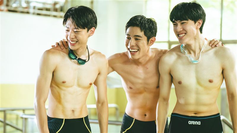3鮮肉脫了！畫面養眼　黃信赫卻「怕怕」