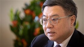 卓榮泰接受專訪談社會住宅政策社會住宅被視為抑制房價的手段之一，行政院長卓榮泰（圖）14日接受中央社專訪時表示，目前真正需要大基地興建社宅的縣市普遍遇到大型公有基地難尋，或是找到的基地不符市場需求等問題，為避免興建社宅政策無法發揮效用，政府盼直轄市與一般縣市在區段徵收時，分別保留5%與3%作為興建社宅使用，中央也會持續溝通。中央社記者鄭清元攝　113年8月14日