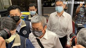 調查局人員將李文宗（前）、端木正（後）等人移送至北檢複訊。（圖／記者楊忠翰攝影）