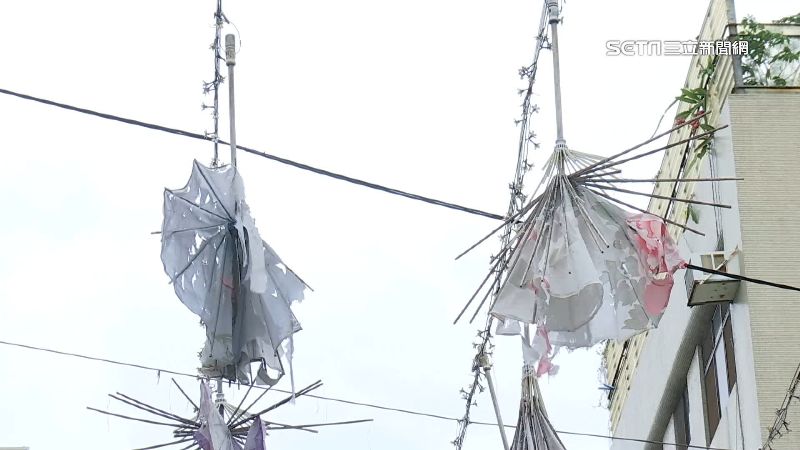 獨／颱風毀廟東傘海　掛3週沒處理恐傷人