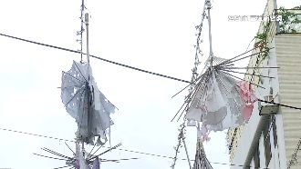 獨／颱風毀廟東傘海　掛3週沒處理恐傷人