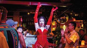 變裝皇后Bagel有近6年變裝資歷，今年5月參與台北重要演出場地Café DALIDA遭檢舉後的最後一場演出。（圖／鏡週刊提供）