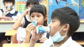 班班喝鮮奶分送時間短　校方憂難顧食安