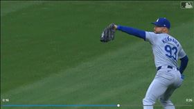 ▲凱爾邁爾（Kevin Kiermaier）展現「雷射肩」長傳本壘，幫道奇守下1分。（圖／翻攝自MLB官網）