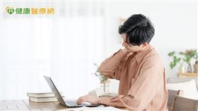 低頭族肩「緊」痠痛！錯誤姿勢當心引來肌肉代償。