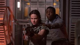 卡莉史派妮（左）、大衛榮松在《異形：羅穆路斯》對抗異形。（圖／二十世紀影業提供）