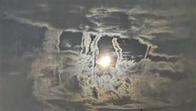 月亮被多條雲柱包圍。（圖／翻攝自「我是新莊人」臉書）
