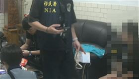 4泰國人，觀光名義，來台打黑工，剝削，日薪僅254，台中黑工轉運站，賓士豪車接送，桃園專勤隊(圖／翻攝畫面)