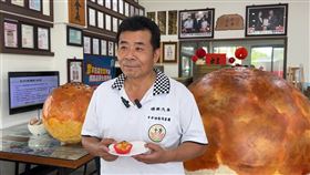 汽車廠老闆，斜槓，「黑手牌」蛋黃酥，放大3000倍的蛋黃酥，地標，(圖／翻攝畫面)