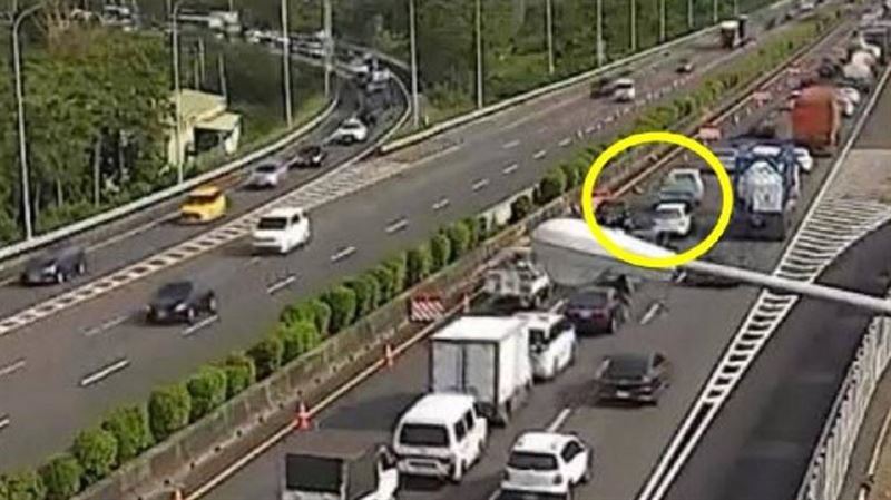 國道工區駕駛故意開車門　推倒交通錐挨罰