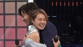 解偉苓（左）擁抱陳曉東（圖／瑜樂工作室提供）