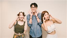 百白（白靜宜）（左2），為實現當年恩師李國修對自己的期待和約定，取消國外進修行程。（圖／亮棠文創提供）