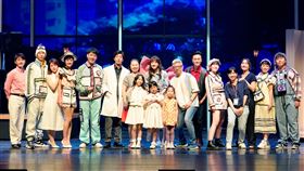 全民大劇團新戲《腦內失控的iTunes》演員、編導、音樂設計以及台北市藝文推廣處的詹素貞處長合影。（圖／全民大劇團提供）