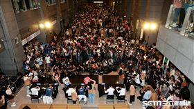 ▲巴黎奧運選手林郁婷、連珍羚、羅嘉翎、丁華恬、戴宇軒、湯智鈞、雷千瑩出席《臺灣驕傲・新北榮耀》奧運國手簽名會，現場湧進大批粉絲。（圖／記者劉彥池攝影）