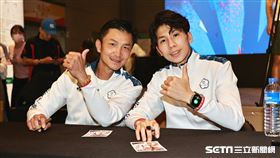 ▲巴黎奧運拳擊選手林郁婷和教練曾志強（左）出席《臺灣驕傲・新北榮耀》奧運國手簽名會。（圖／記者劉彥池攝影）